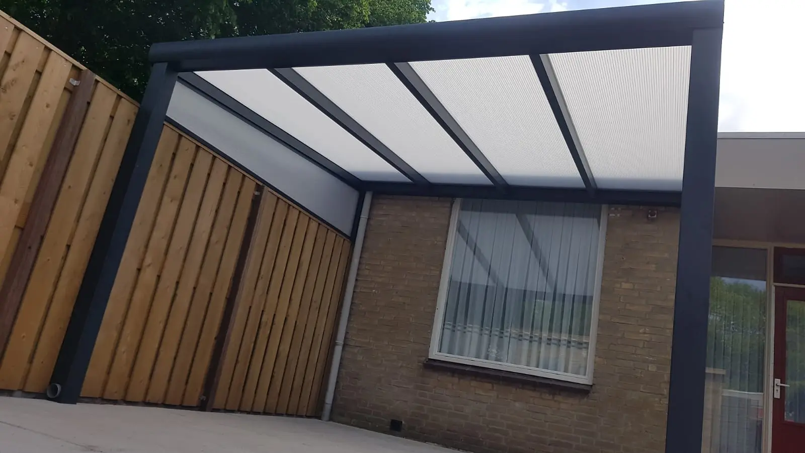 overkapping met zonwering in roosendaal