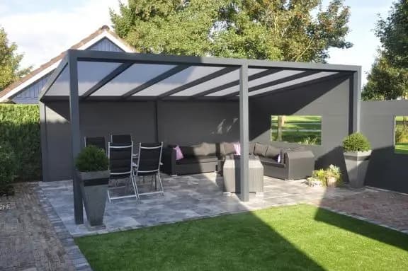 vrijstaande overkapping in de tuin tegen de tuin